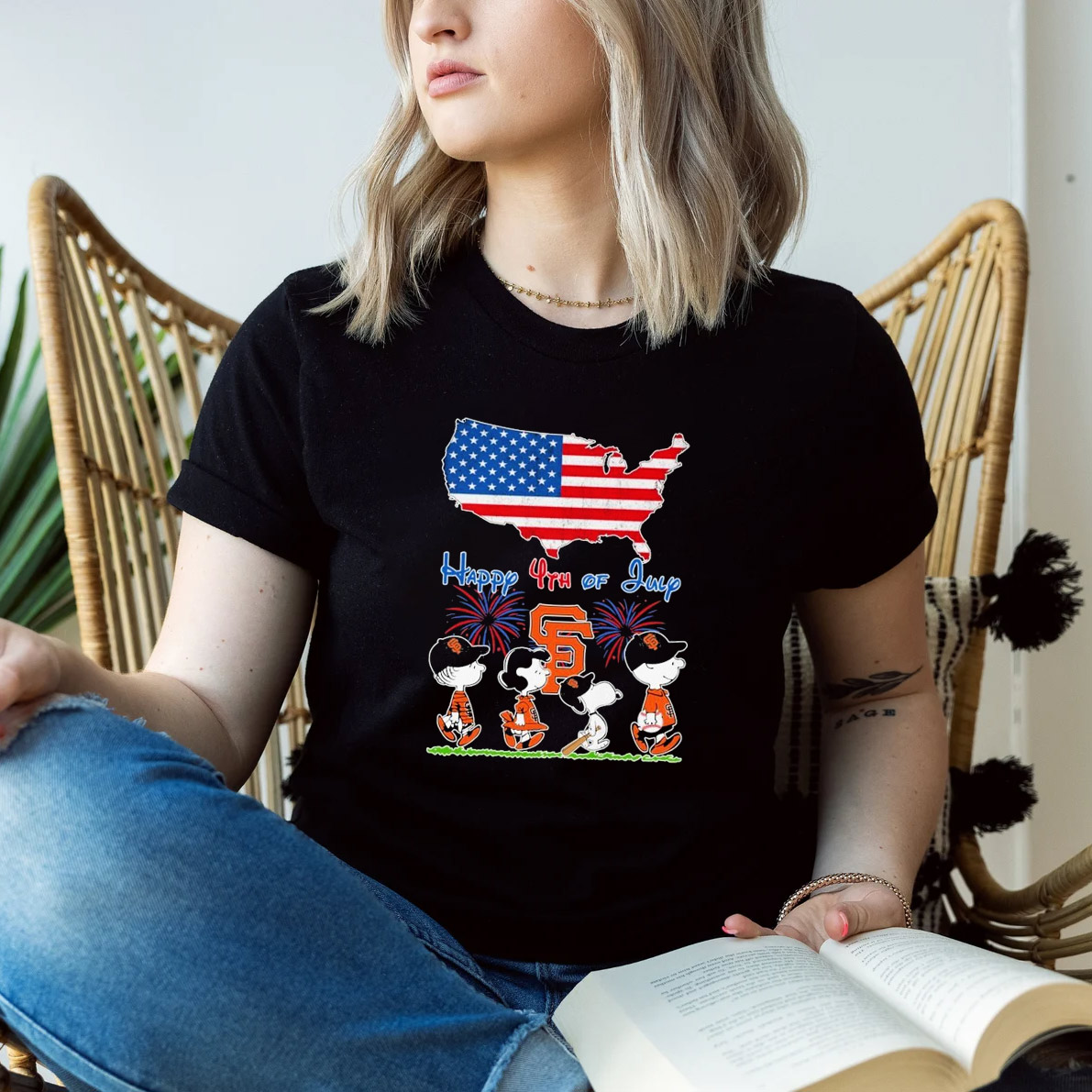 Snoopy The Peanuts San Francisco Giants Happy 4th Of July Greetings T-shirt Snoopy The Peanuts San Francisco Giants Happy 4th Of July Greetings T-shirt